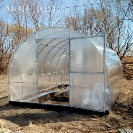 Теплица Восточная Усиленная 4 метра с поликарбонатом | Мой-Дом27 | Каркас изготовлен из оцинкованной замкнутой трубы 20*20 мм.<br>
 Ширина - 3&nbsp;метра. Высота - 2,1 метра. Длина 4 метра.&nbsp;<br>
 Выдерживаемая снеговая нагрузка - 150 кг/м2. Выдерживаемая ветровая нагрузка - до 20 м/с.<br>
 Расстояние между дугами 0,65&nbsp;метра.&nbsp;Толщина металла дуг 1,2 мм.&nbsp;Ширина двери 0,96 метра.<br>